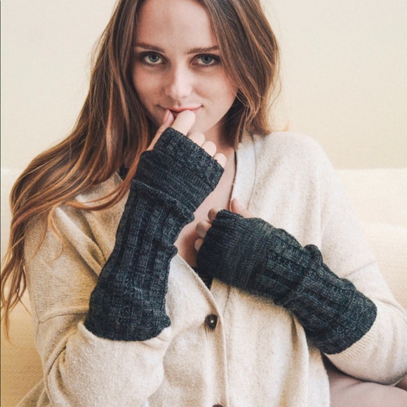 🦄 Last Pair!! Host Pick 🦄 Ribbed Arm Warmers Black - Picture 2 of 2